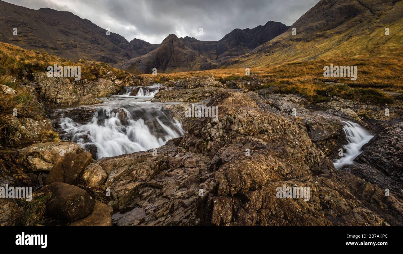 Le piscine fairy a Glenbrittle, Isle of Skye sono bellissime piscine di roccia di acqua cristallina sorgente alimentata da una serie di cascate dai Cuillins Foto Stock