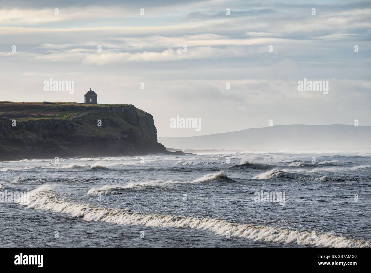 Mari accidentati ai piedi del mare naboli al Tempio di Mussenden in Irlanda del Nord Foto Stock