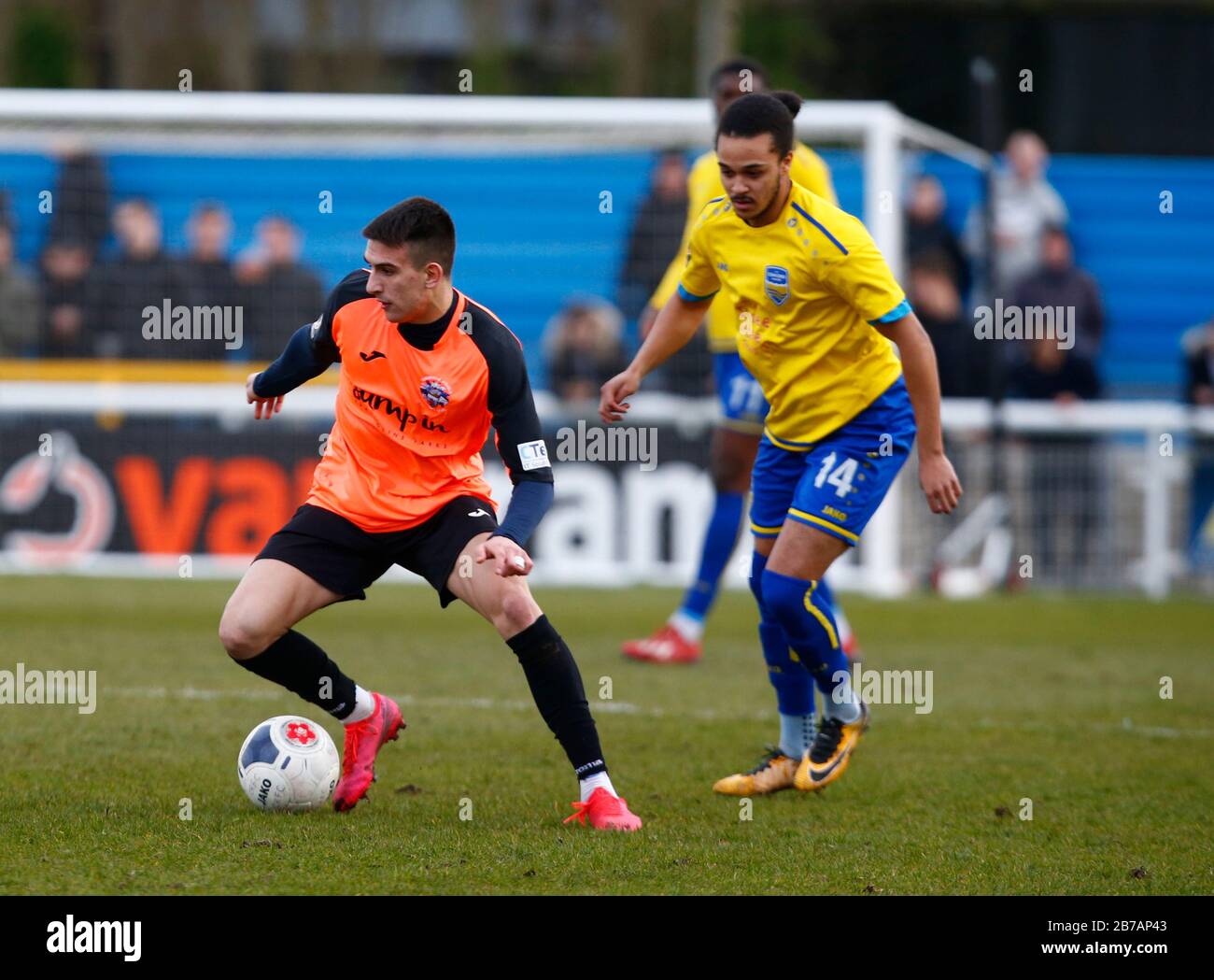 Canvey, Regno Unito. 14 Marzo 2020. L-R Roberto Ratti di Tonbridge Angels Acea Laurent di Concord Rangers durante il Vanarama National League South Match tra Concord Rangers e Tonbridge Angels a Thames Road, Canvey Island, il 14 marzo 2020. Credit: Azione Foto Sport/Alamy Live News Foto Stock