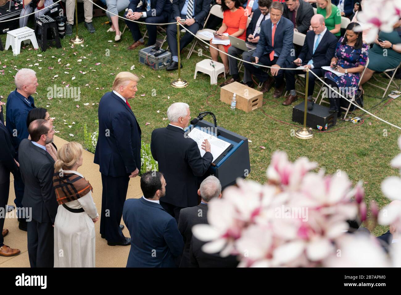 Washington, Stati Uniti D'America. 13 Marzo 2020. Washington, Stati Uniti D'America. 13 Marzo 2020. Il Vice Presidente degli Stati Uniti Mike Pence parla dell'emergenza nazionale per combattere l'epidemia di coronavirus mentre il Presidente Donald Trump guarda al Rose Garden della Casa Bianca il 13 marzo 2020 a Washington, DC. Credit: Tia Dufour/White House Photo/Alamy Live News Foto Stock