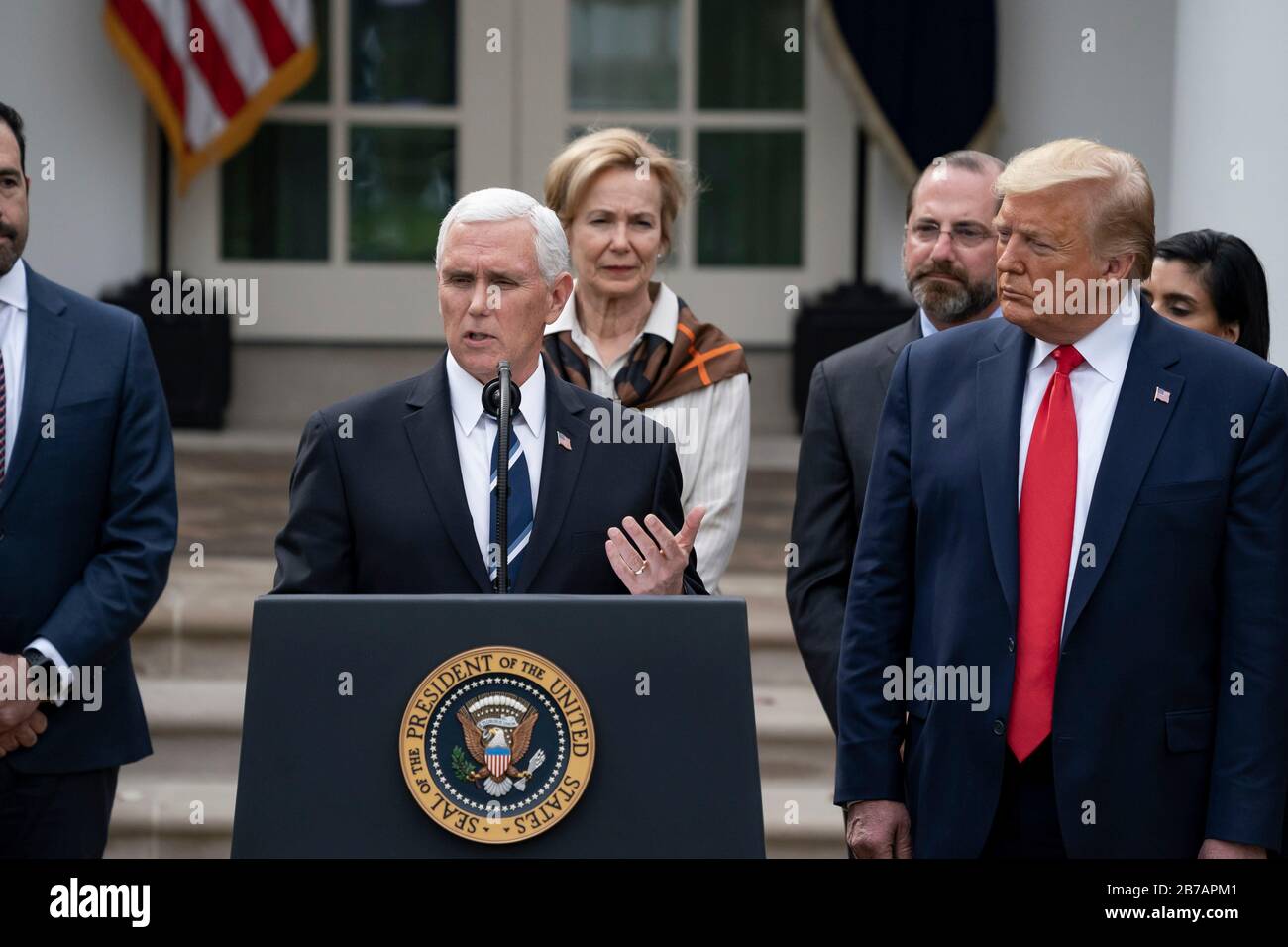 Washington, Stati Uniti D'America. 13 Marzo 2020. Washington, Stati Uniti D'America. 13 Marzo 2020. Il Vice Presidente degli Stati Uniti Mike Pence parla dell'emergenza nazionale per combattere l'epidemia di coronavirus mentre il Presidente Donald Trump guarda al Rose Garden della Casa Bianca il 13 marzo 2020 a Washington, DC. Credit: D.Myles Cullen/Casa Bianca Foto/Alamy Live News Foto Stock