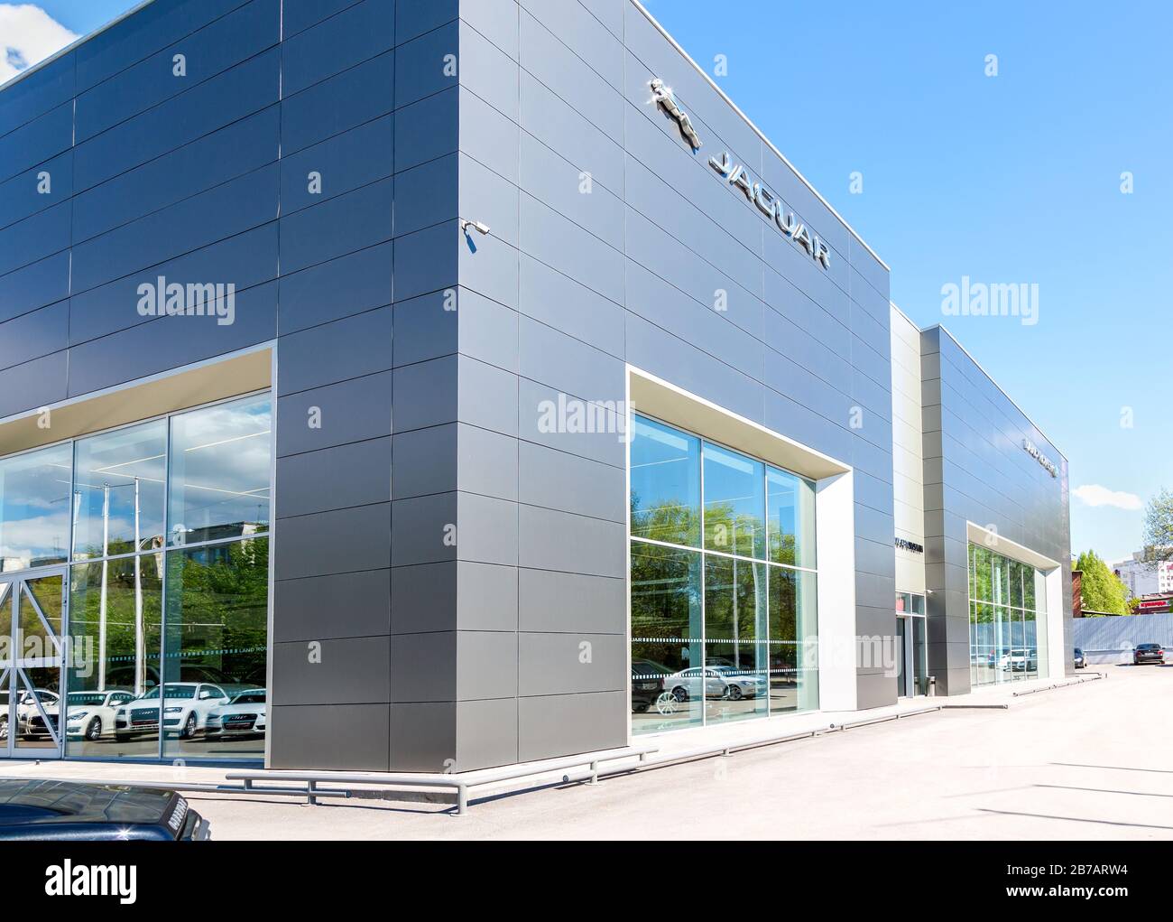 Samara, Russia - 13 Maggio 2017: Ufficio del concessionario ufficiale Jaguar e Land Rover. Jaguar è un marchio del costruttore inglese di autoveicoli Jaguar Land Rover Foto Stock