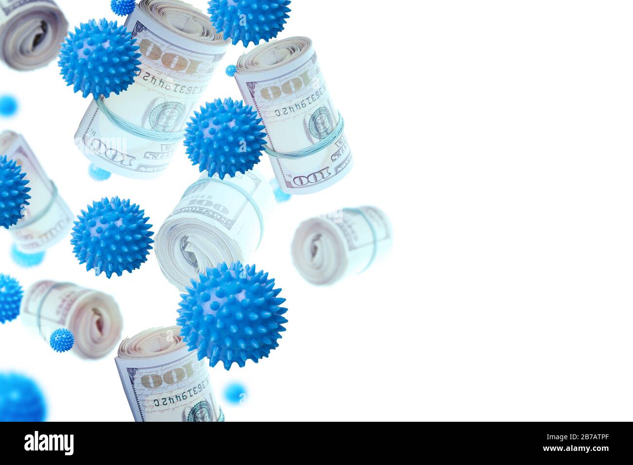 Business hype sul concetto di coronavirus. Collage di foto dei rulli della fattura del dollaro e delle miniature del coronavirus che volano in midair. Foto Stock