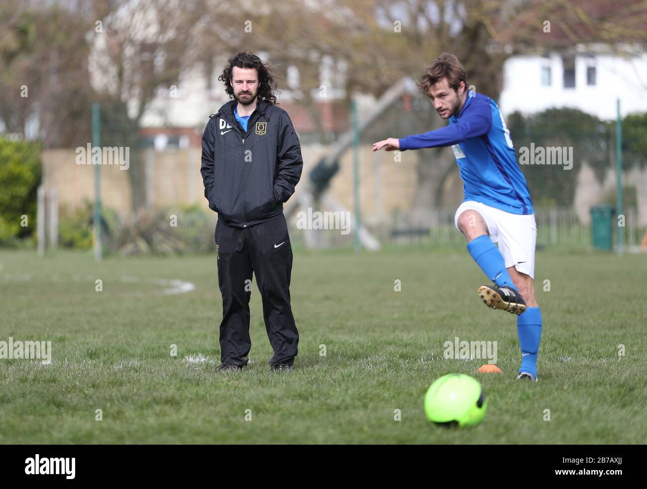 Brighton, Regno Unito. 14 Marzo 2020. Il gioco deve essere attivato - Nonostante il rinvio di tutte le partite della Premier League e della English Football League fino al 4 aprile nel Regno Unito a causa di coronavirus, Non c'è stato alcun calcio Grassroots fermo, come Il Leggio luci ha preso su Goring St Theresa's nella Chairman Charity Cup cravatta a Wish Road Recreation Ground, Il Leggio sono stati i vincitori convincenti che battono Goring 9-1Hove. Credit: James Boardman/Alamy Live News Foto Stock