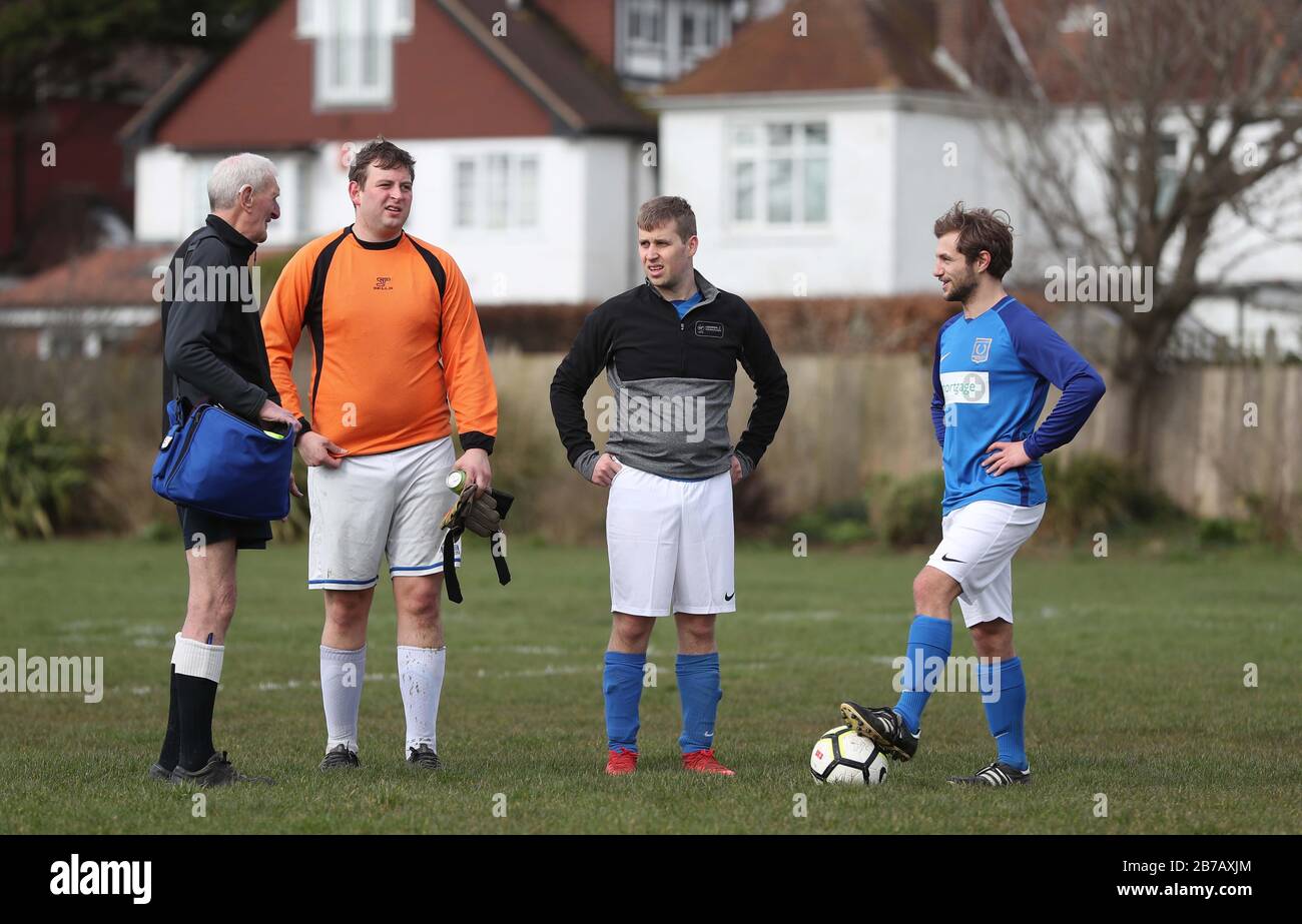 Brighton, Regno Unito. 14 Marzo 2020. Il gioco deve essere attivato - Nonostante il rinvio di tutte le partite della Premier League e della English Football League fino al 4 aprile nel Regno Unito a causa di coronavirus, Non c'è stato alcun calcio Grassroots fermo, come Il Leggio luci ha preso su Goring St Theresa's nella Chairman Charity Cup cravatta a Wish Road Recreation Ground, Il Leggio sono stati i vincitori convincenti che battono Goring 9-1Hove. Credit: James Boardman/Alamy Live News Foto Stock