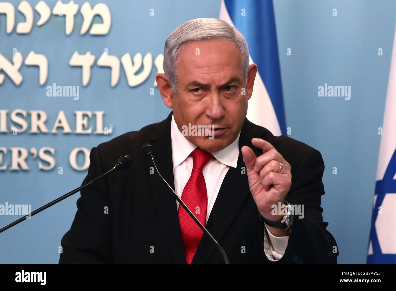 Gerusalemme, Israele. 14 Marzo 2020. Sabato 14 marzo 2020, il primo ministro israeliano Benjamin Netanyahu ha tenuto un discorso presso il suo ufficio di Gerusalemme sulle nuove misure che saranno adottate per combattere il virus Corona in Israele. Netanyahu ha detto che Israele avrebbe chiuso i ristoranti, i centri commerciali e le palestre per fermare la diffusione del coronavirus. Netanyahu ha anche detto che avrebbe chiesto l'approvazione del governo nel prossimo gruppo di riunione del gabinetto che si terrà via video conferenza per consentire 'le tecnologie utilizzate nella guerra contro il terrore' di essere utilizzato per monitorare i movimenti di israeliani con coronavirus. Cre Foto Stock