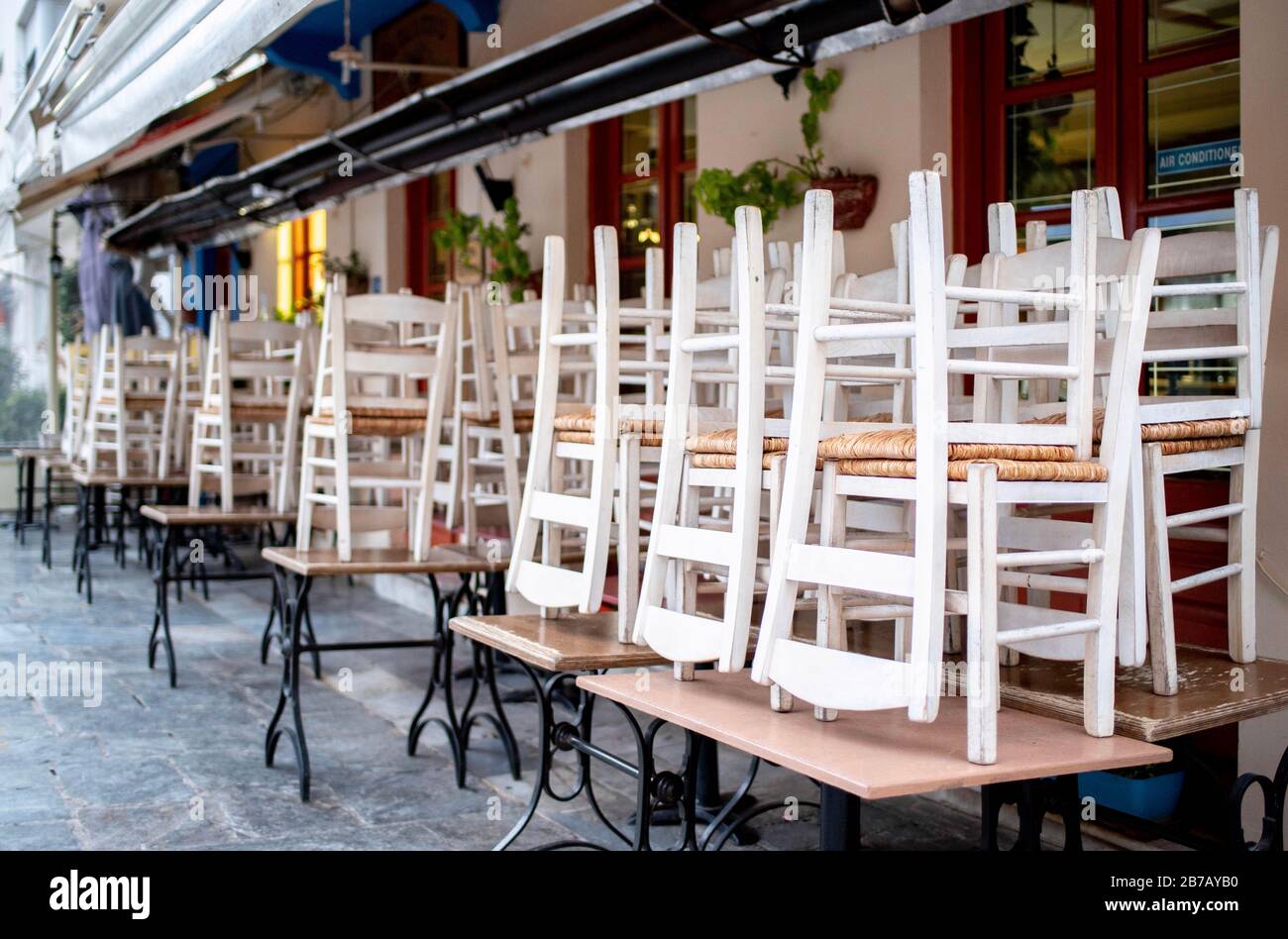 Atene, Grecia. 14 Marzo 2020. Le sedie sono messe in su in un ristorante nella città vecchia di Plaka, che è chiusa per 15 giorni da oggi. Credit: Hauke-Christian Dittrich/Dpa/Alamy Live News Foto Stock
