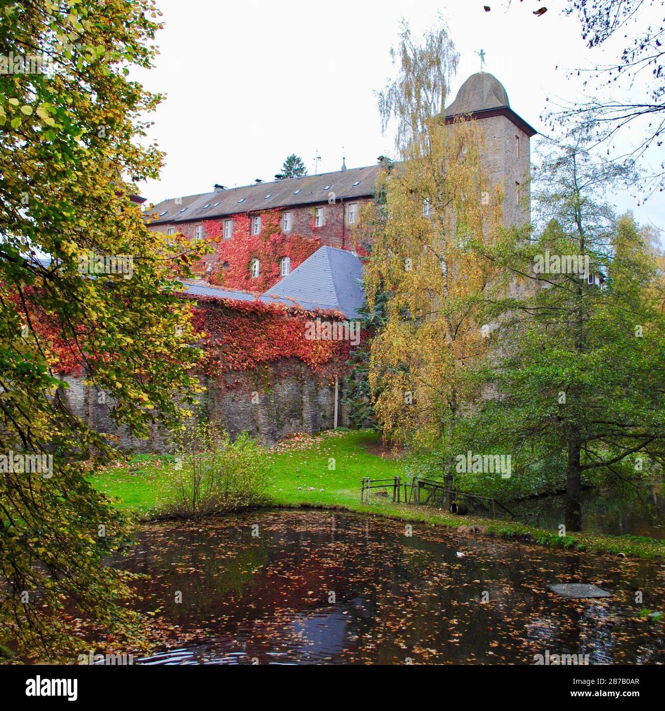 Attendorn, Germania - colori autunnali al Burg Schnellenberg Castle hotel in Attendorn, Germania. Nel distretto di Olpe nel Nord Reno-Westfali Foto Stock