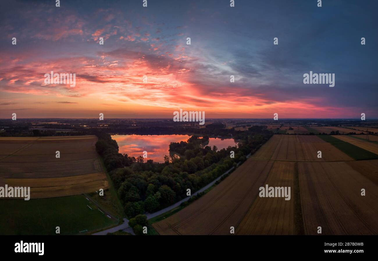 Panorama aereo del paesaggio di campagna con una bella alba nella mattina presto estate. Foto Stock
