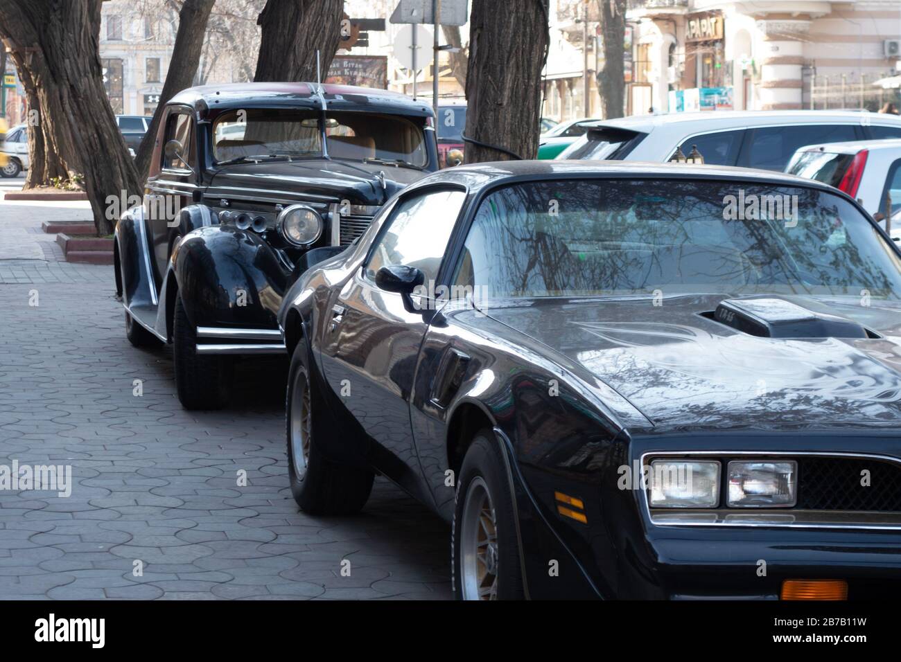 Auto leggendarie. Nella città vecchia sono parcheggiate diverse auto retrò. 2020.02.27. Odessa. Ucraina Foto Stock