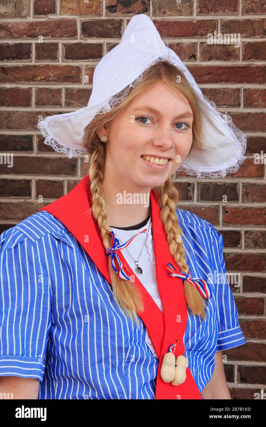 Carino teen biondo in abiti tradizionali olandesi al Goudse Waag di Gouda (Olanda meridionale), Olanda Foto Stock