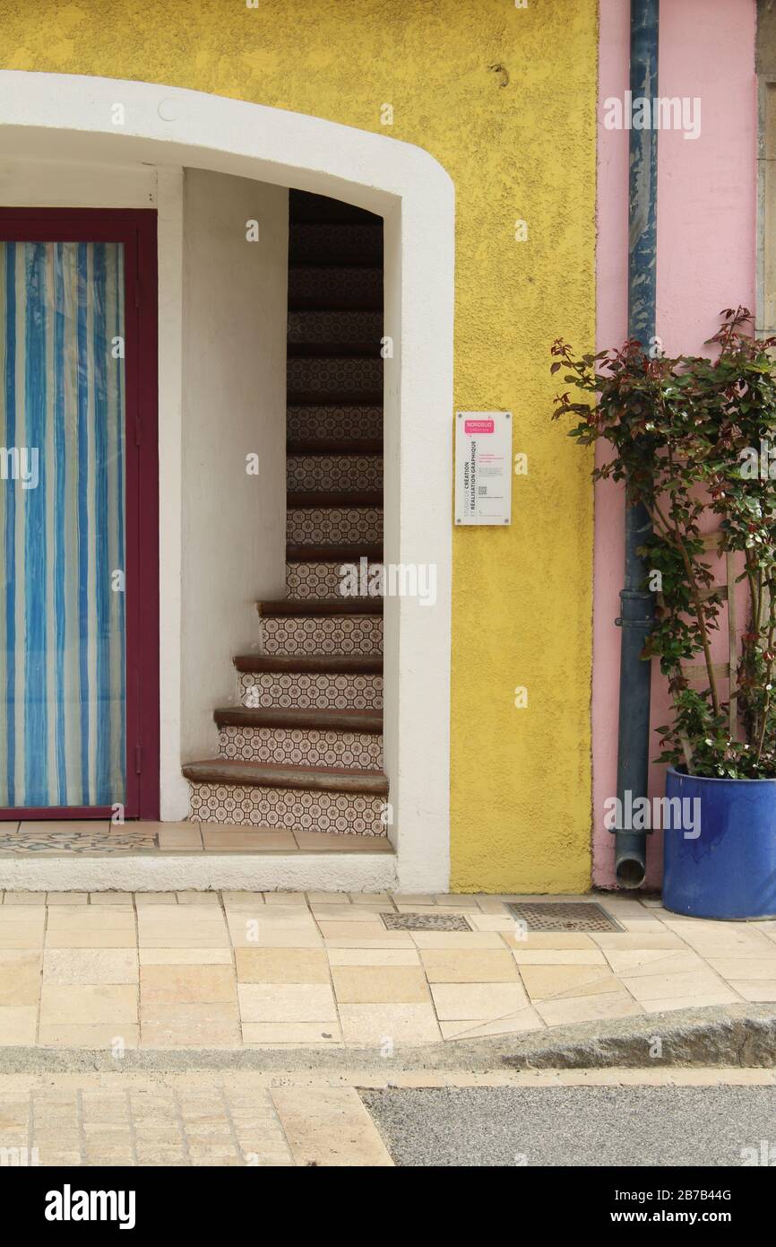 Casa façade a Leucate, una città sulla costa mediterranea in Aude Department, Francia meridionale Foto Stock