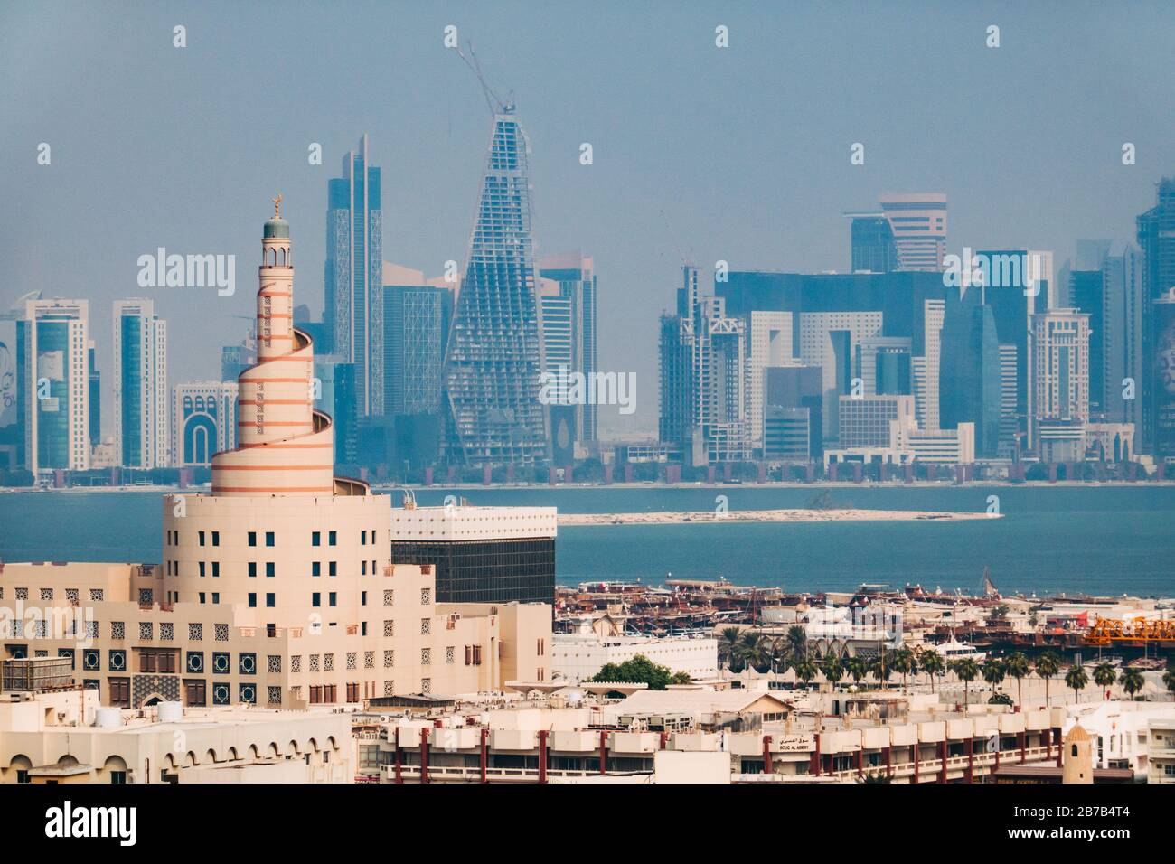 La famosa moschea a spirale a Doha, Qatar - una replica della Grande moschea di al-Mutawwakil a Samarra in Iraq. Lo skyline della città può essere visto dietro Foto Stock