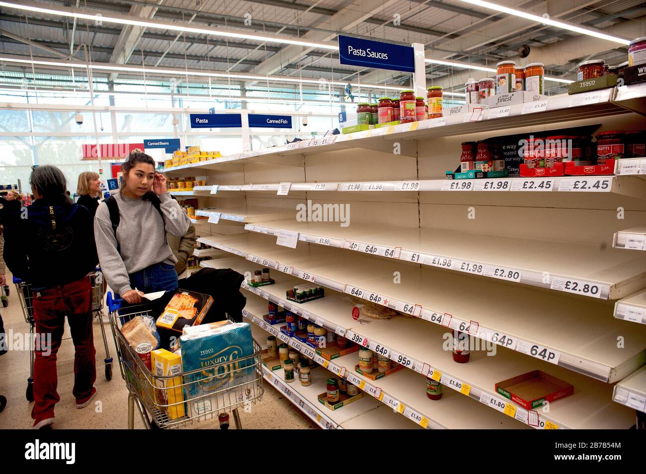 Tesco Supermarket, Hove, Regno Unito, marzo 2020. L'acquisto di panico dovuto i timori di coronavirus ha svuotato gli scaffali dei generi alimentari come la pasta. Foto Stock