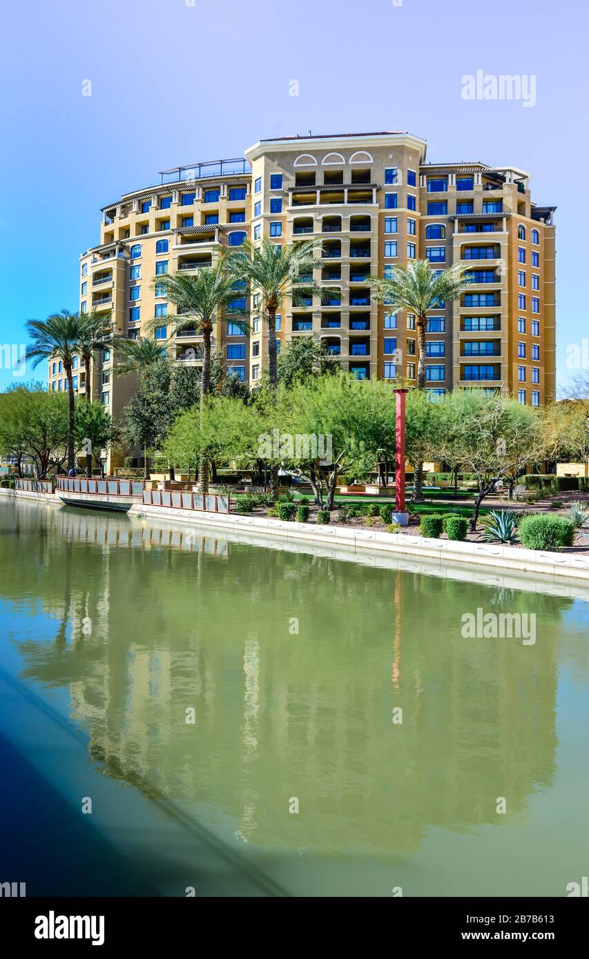 Grandi edifici Condo con un paesaggio incontaminato lungo il canale AZ che presentano il lussuoso Scottsdale Waterfront Residences a Scottsdale, AZ Foto Stock