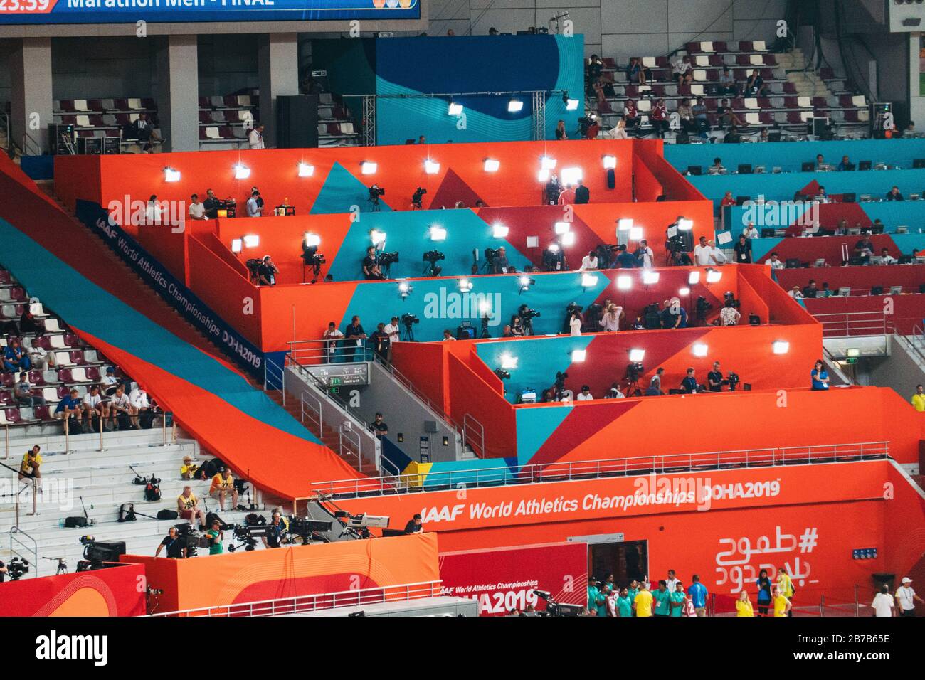 Giornalisti, luci e fotocamere nella galleria stampa dei Campionati mondiali di atletica IAAF 2019 allo stadio internazionale Khalifa di Doha, Qatar Foto Stock