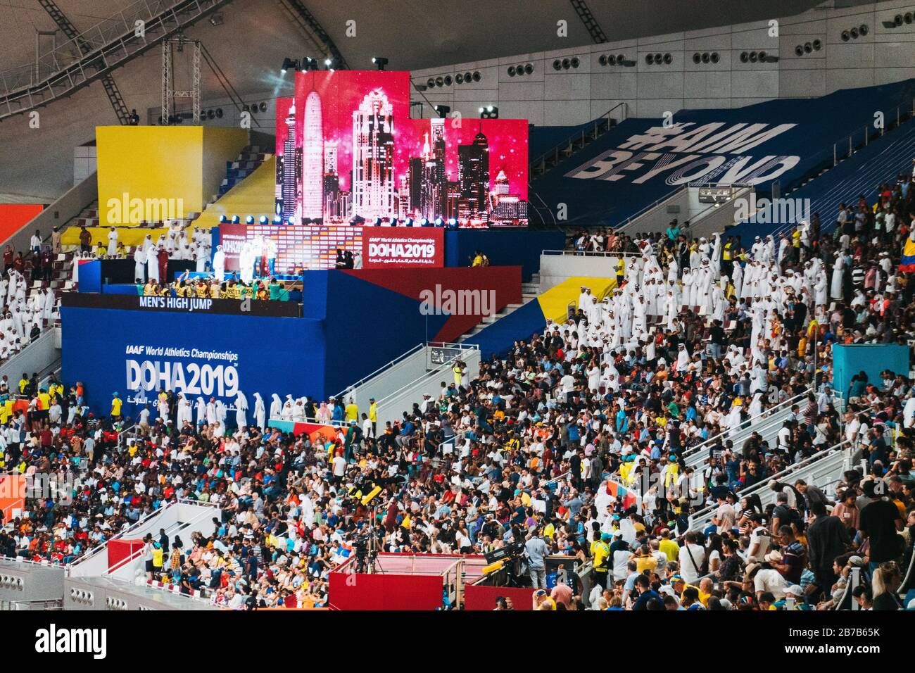 Una folla di spettatori guarda gli eventi dei Campionati mondiali di atletica IAAF 2019 allo stadio internazionale Khalifa di Doha, Qatar Foto Stock