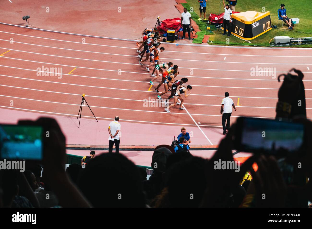 Le corridori femminili lanciano dalla linea di partenza nel campionato mondiale di atletica IAAF 2019 al Khalifa International Stadium, Doha, Qatar Foto Stock