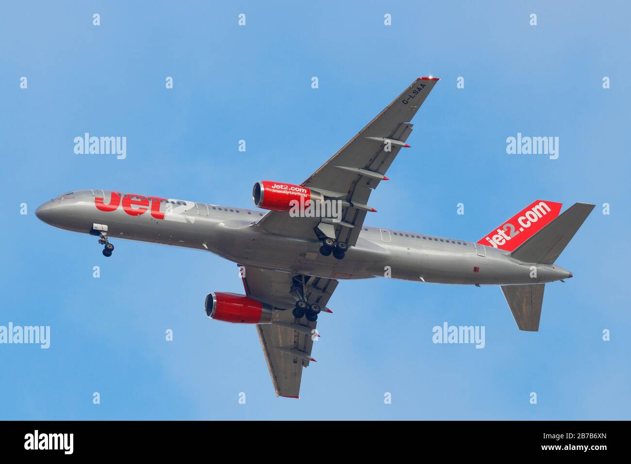 A Jet 2 Boeing 757 sull'approccio finale a Leeds Bradford International Airpor Foto Stock