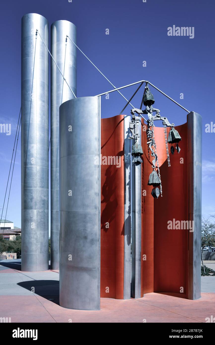 Public Art Work, la campana Goldwater, rappresentante del lavoro di Paolo Soleri, si trova al progetto Soleri Bridge di Scottsdale, AZ Foto Stock