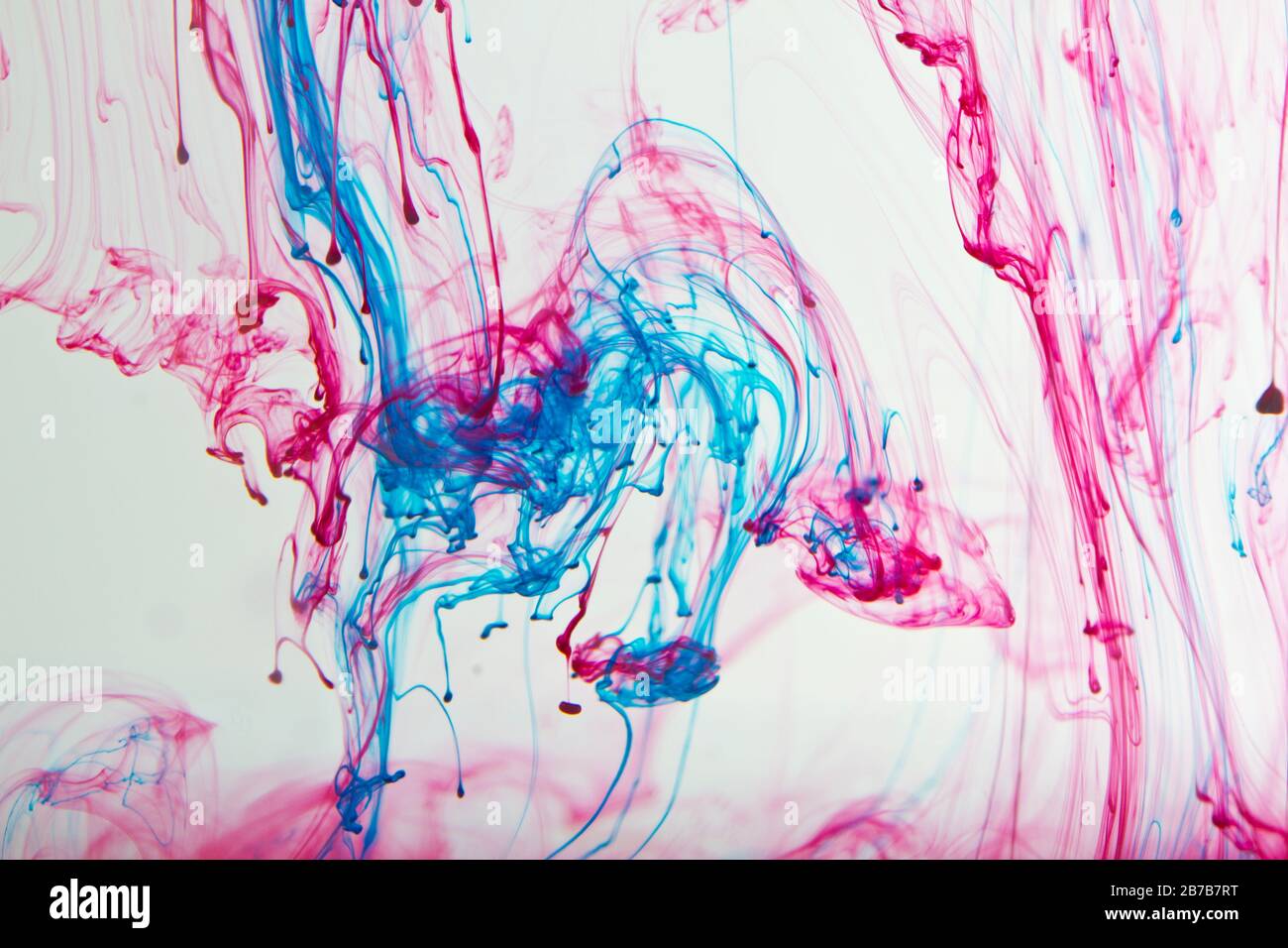 Farbwolken und Spuren unter Wasser mit weißem Hintergrund Foto Stock