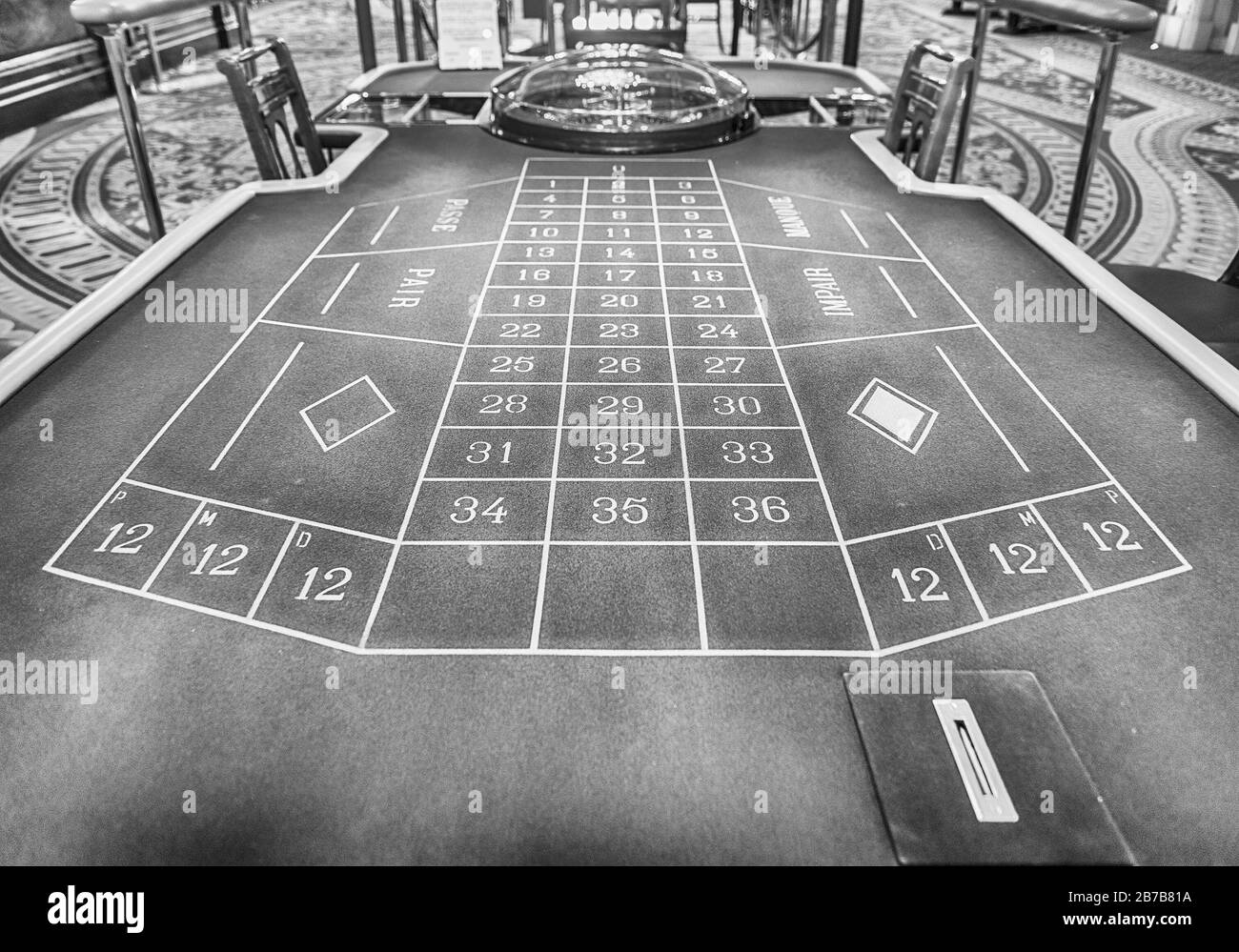 MONTE CARLO, MONACO - AGOSTO 13: Tavolo classico della roulette del Casinò Monte Carlo, famoso complesso di gioco e divertimento aperto nel 1863 e localizzare Foto Stock