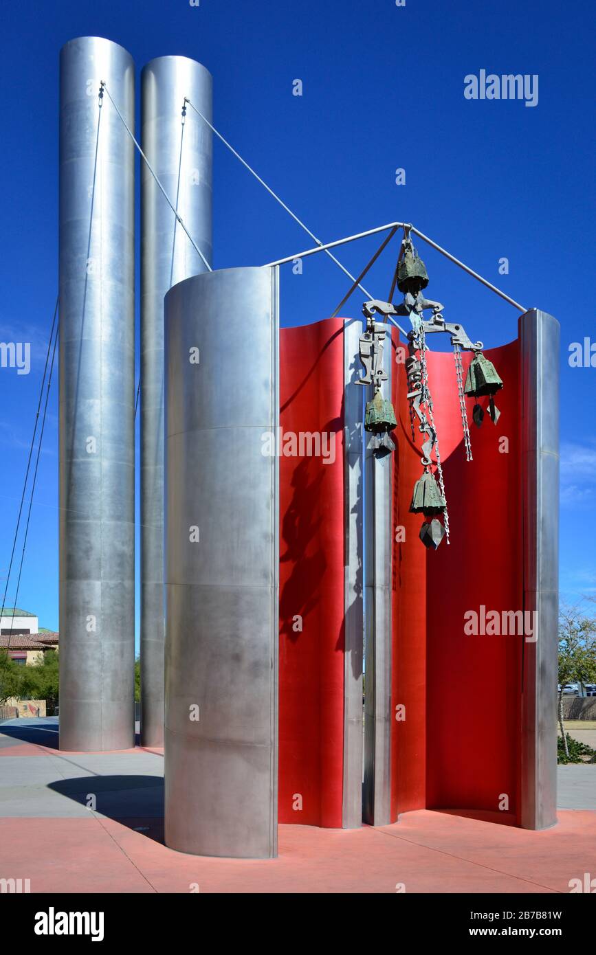 Public Art Work, la campana Goldwater, rappresentante del lavoro di Paolo Soleri, si trova al progetto Soleri Bridge di Scottsdale, AZ Foto Stock