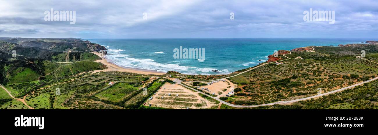 Amado Beach. Portogallo Algarve. Panorama aereo bellissimo. Praia do Amado Foto Stock