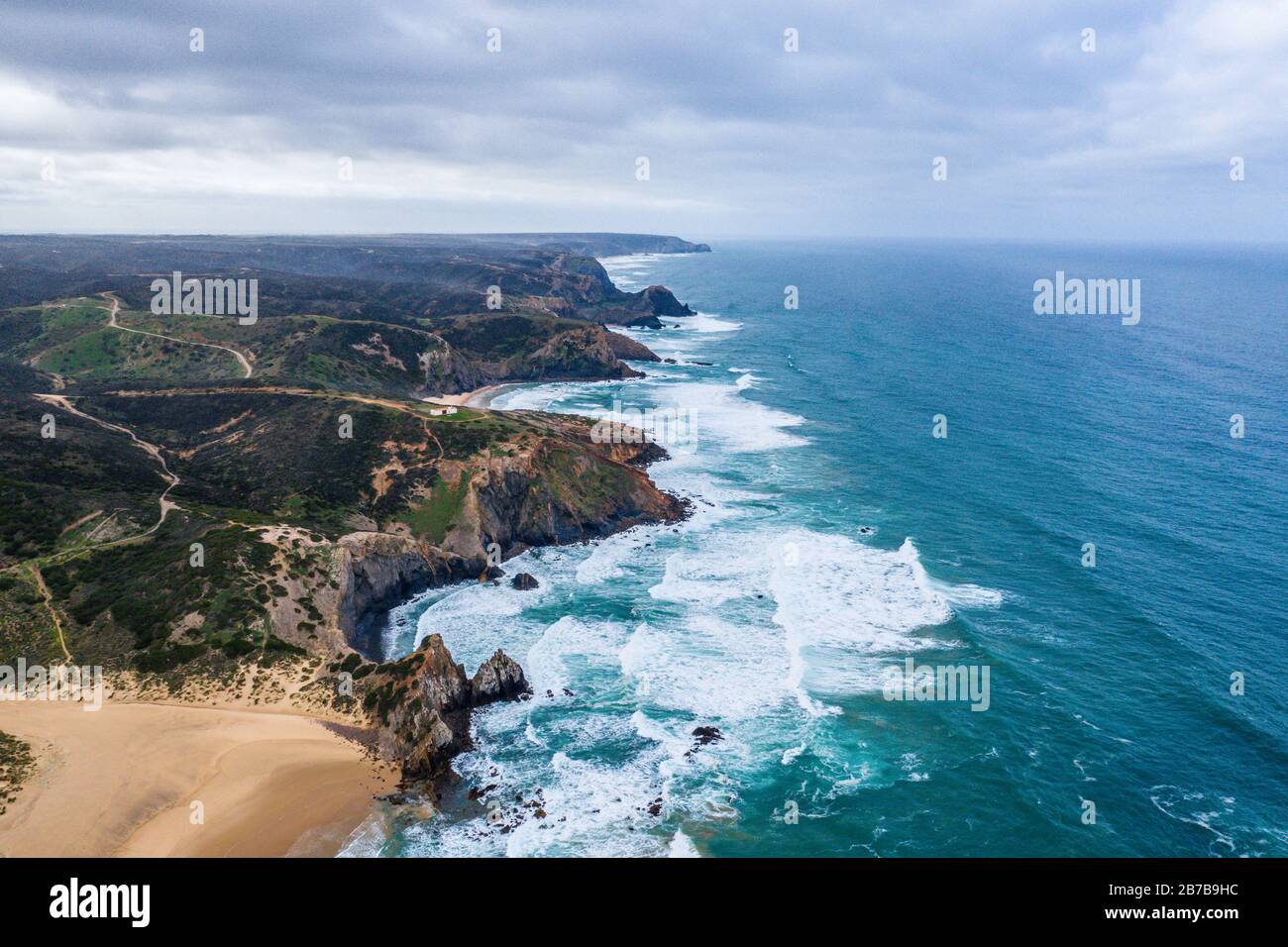 Amado Beach. Portogallo Algarve. Panorama aereo bellissimo. Praia do Amado Foto Stock