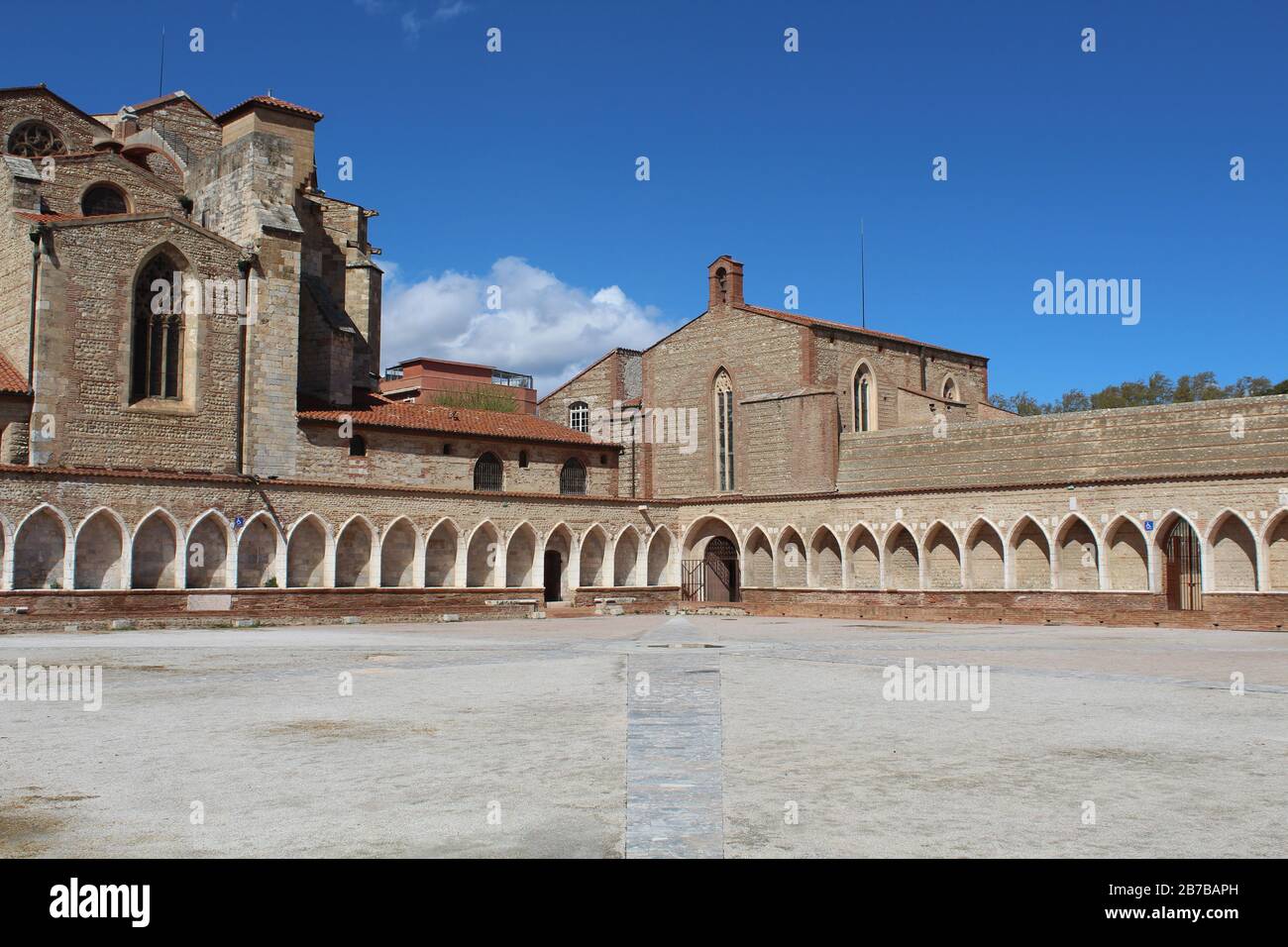 Le campo Santo, un chiostro funerario del 14th secolo con cortile aperto situato a Perpignan, Francia Foto Stock