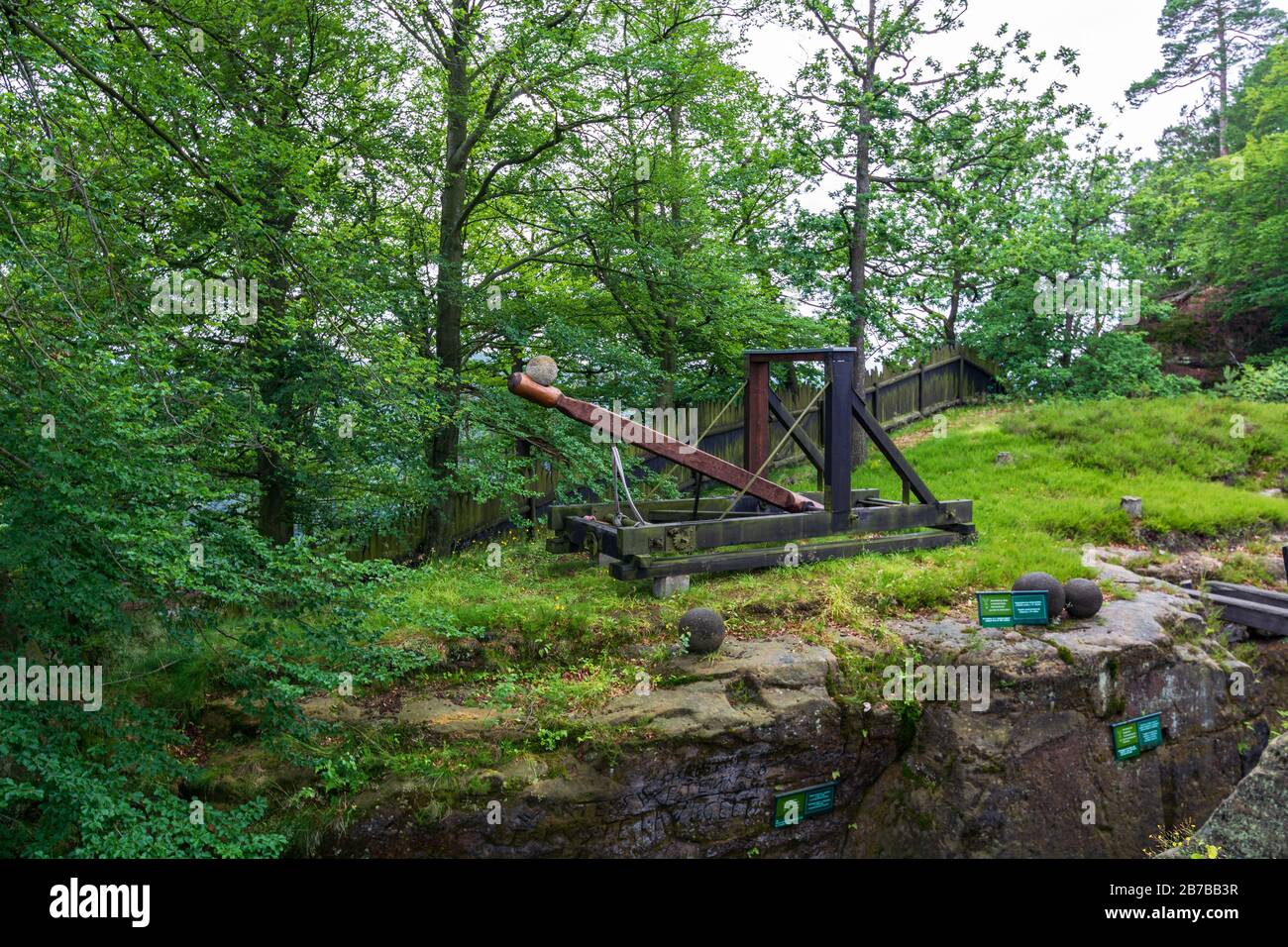 Una vecchia catapulta vicino al ponte di Bastei in Svizzera sassone in una giornata nuvolosa Foto Stock