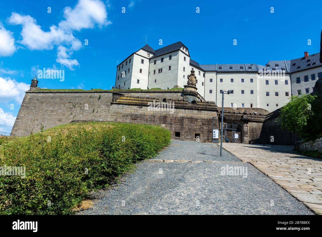 Le mura del castello Koenigstein nella Svizzera sassone in una giornata di sole Foto Stock