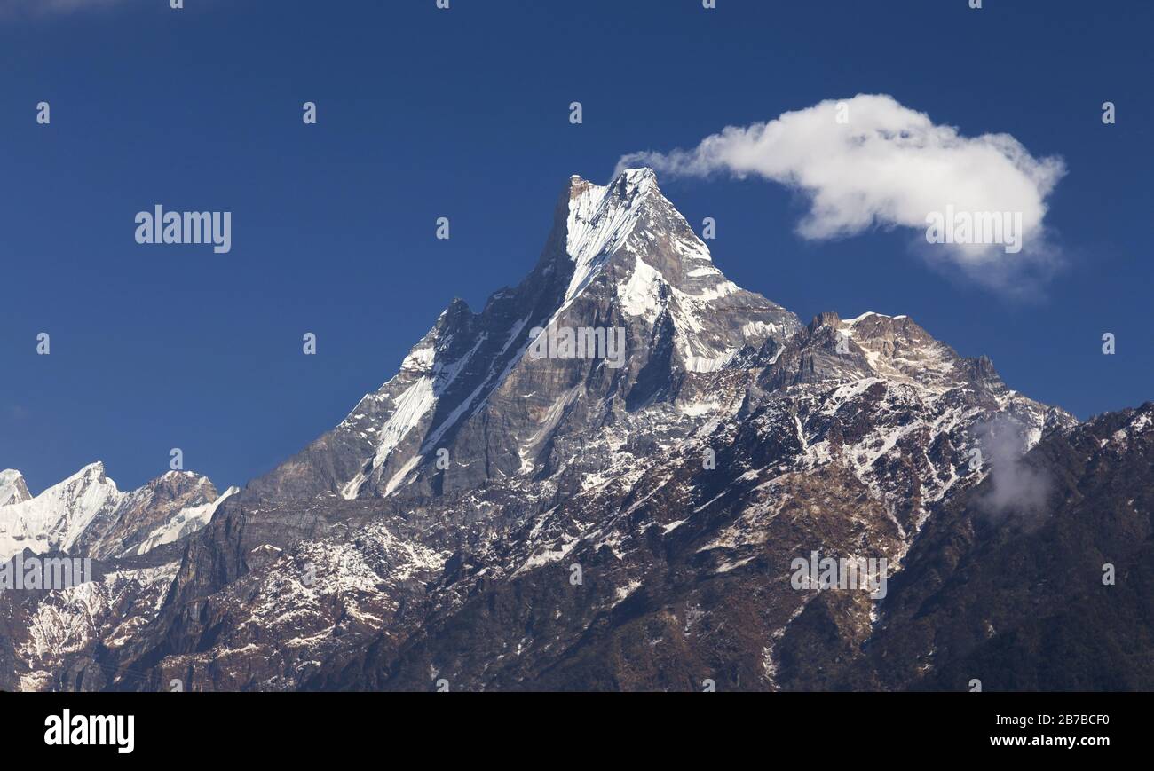Mount Machapuchare, Machhapuchhre o Machhapuchhre Mountain Peak o Fish Tail. Nepal Himalaya Mountains, campo base Annapurna percorso di trekking Foto Stock