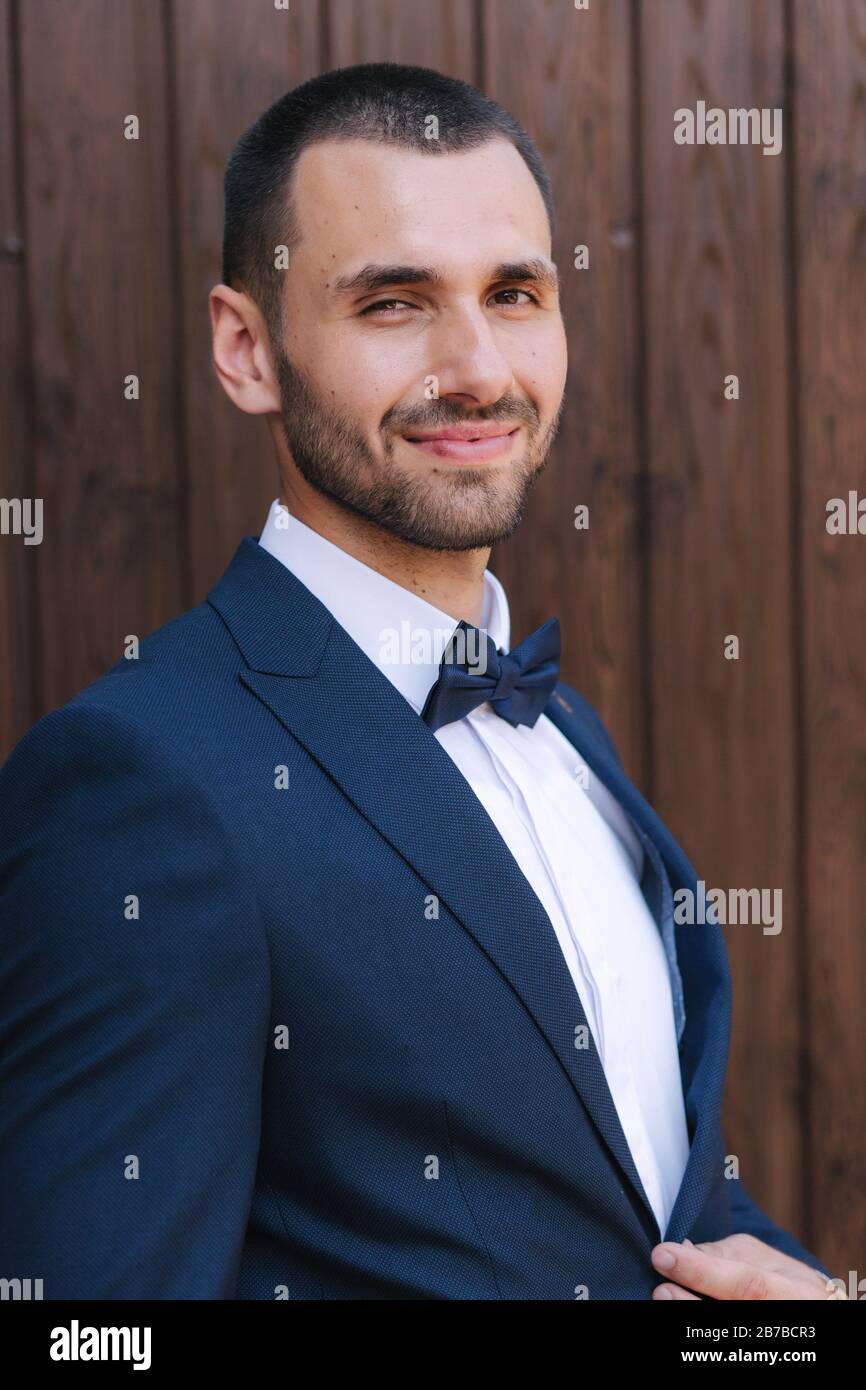 Ritratto di bello sposo barbuto in abito blu scuro Foto stock - Alamy