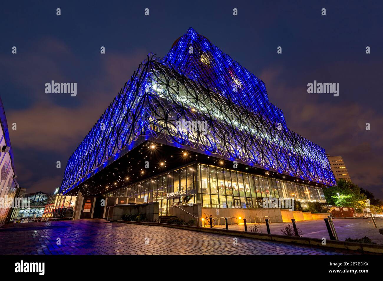 La biblioteca illuminata di Birmingham di notte con la sua architettura interessante Foto Stock