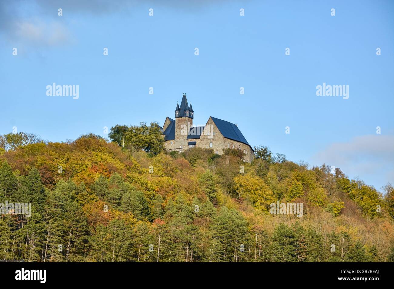 Il castello di Spangenberg su una collina nel nord Hesse, Germania in autunno in una giornata di sole Foto Stock