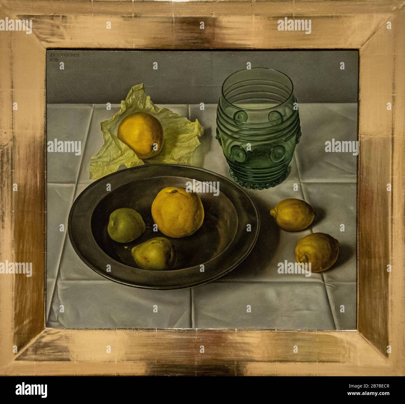 Stilleven met citroenen, peren en en een tinnen schaal porta Jan van Tongeren Foto Stock