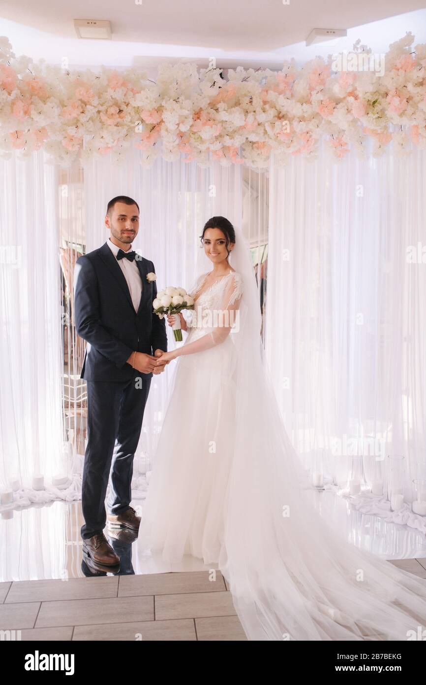 Sposo e sposa hanno letto i loro voti di nozze. Amatevi. Foto Stock