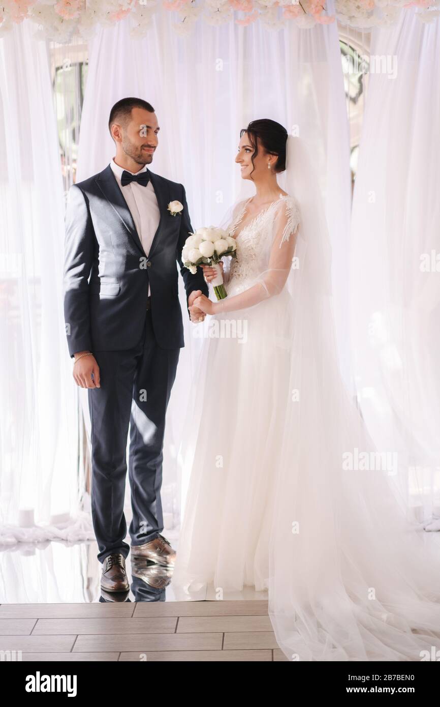 Sposo e sposa hanno letto i loro voti di nozze. Amatevi. Foto Stock