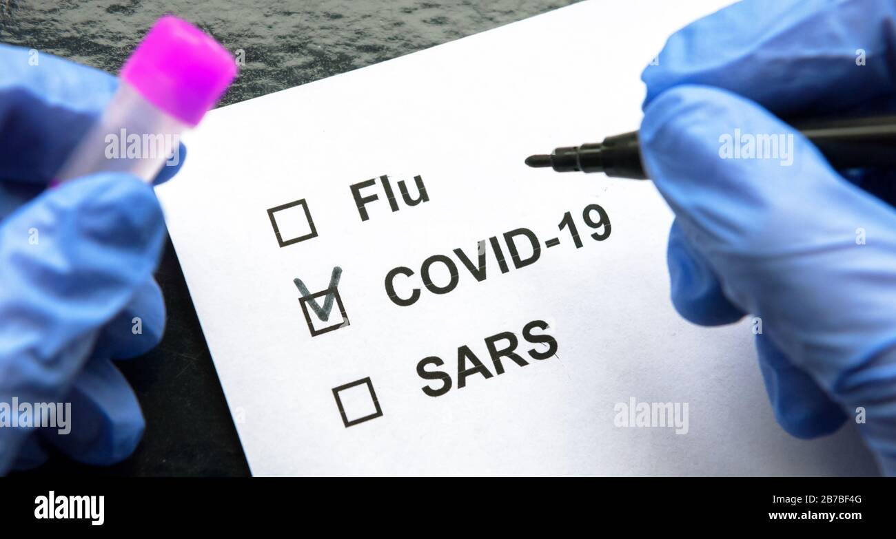 COVID-19 concetto pandemico di coronavirus, provetta e modulo di documento del paziente. Il medico contrassegna la casella di controllo COVID-19 nel laboratorio di coronavirus. Novità SARS-cov- Foto Stock