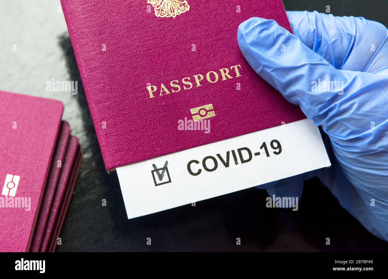 COVID-19 coronavirus pandemico e concetto di viaggio, COVID-19 nota nel passaporto. Nuovo focolaio del virus corona, diffusione di epidemie dalla Cina. Quarantena di Foto Stock