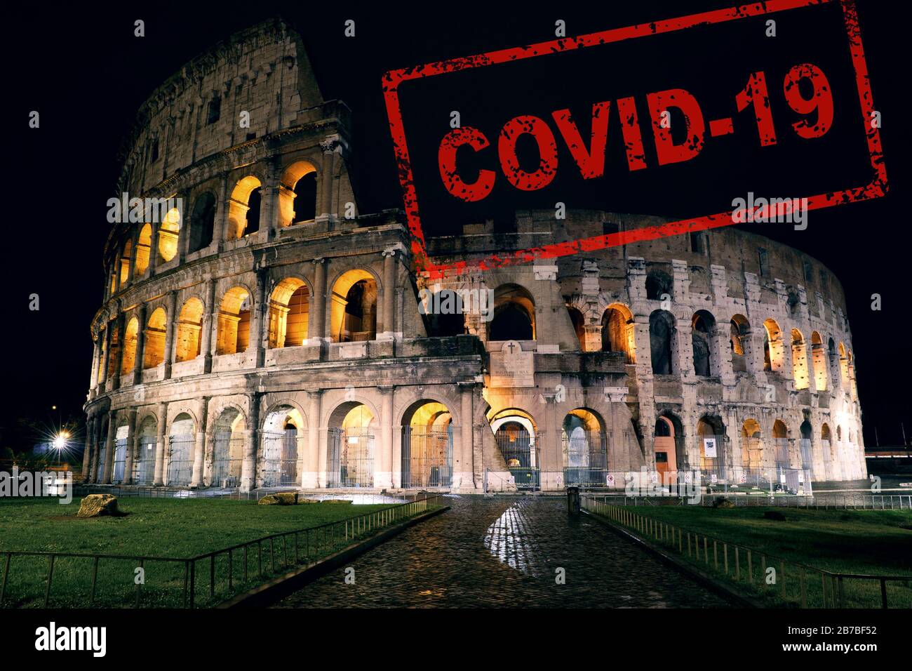 COVID-19 quarantena in Italia, timbro Coronavirus in foto di Roma, Colosseo di notte. Le attrazioni turistiche italiane sono chiuse a causa dell'uscita del nuovo virus corona Foto Stock
