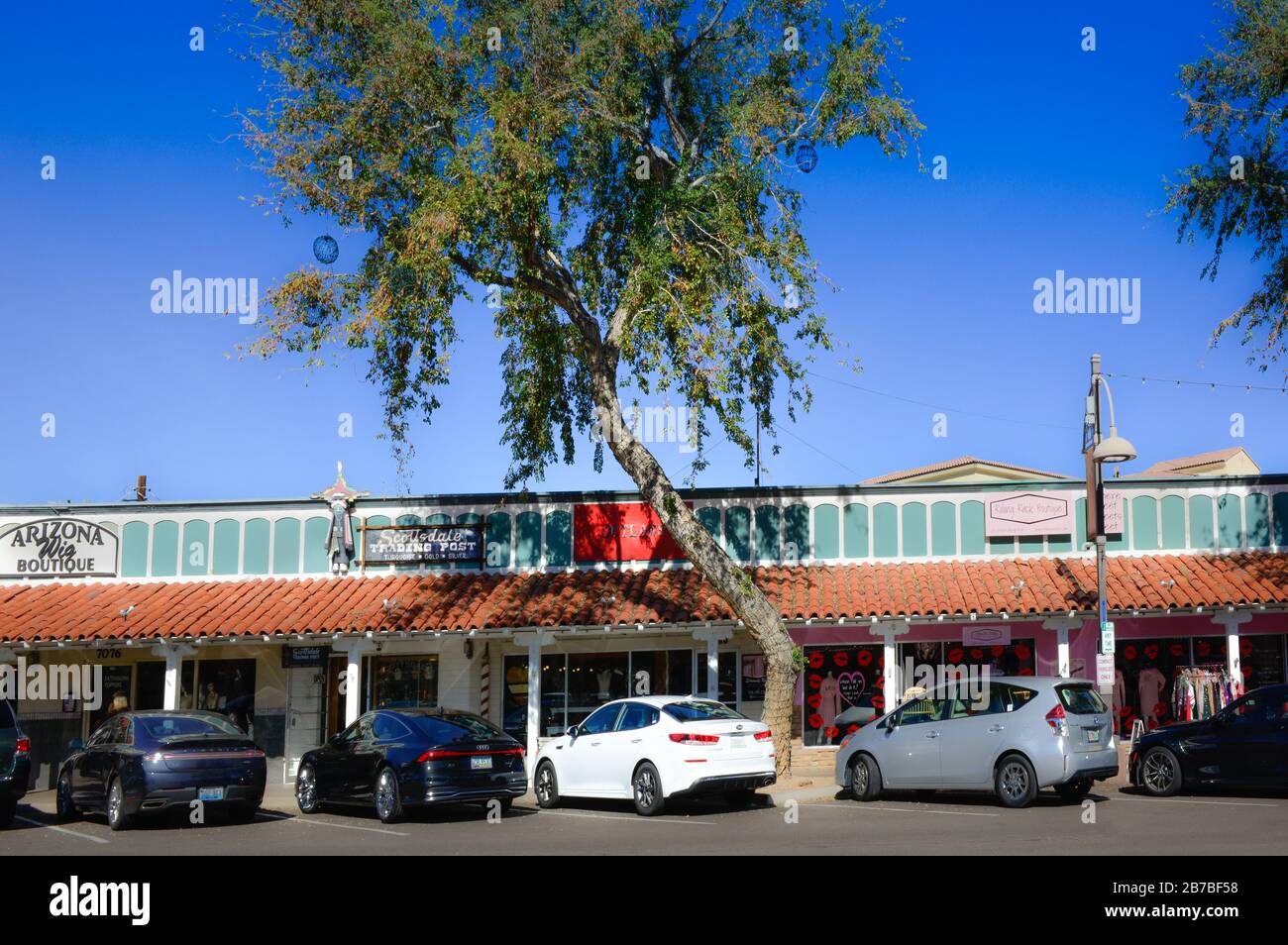 Edifici in stile spagnolo con portale sulla 5th Avenue nel distretto commerciale tendenze vecchia scuola nella città vecchia Scottsdale, Arizona, Stati Uniti Foto Stock