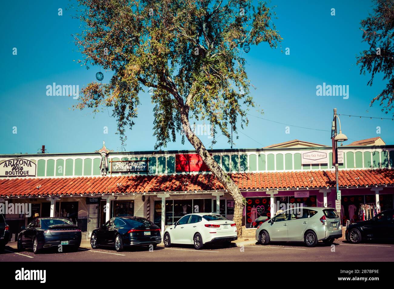 Edifici in stile spagnolo con portale sulla 5th Avenue nel distretto commerciale tendenze vecchia scuola nella città vecchia Scottsdale, Arizona, Stati Uniti Foto Stock