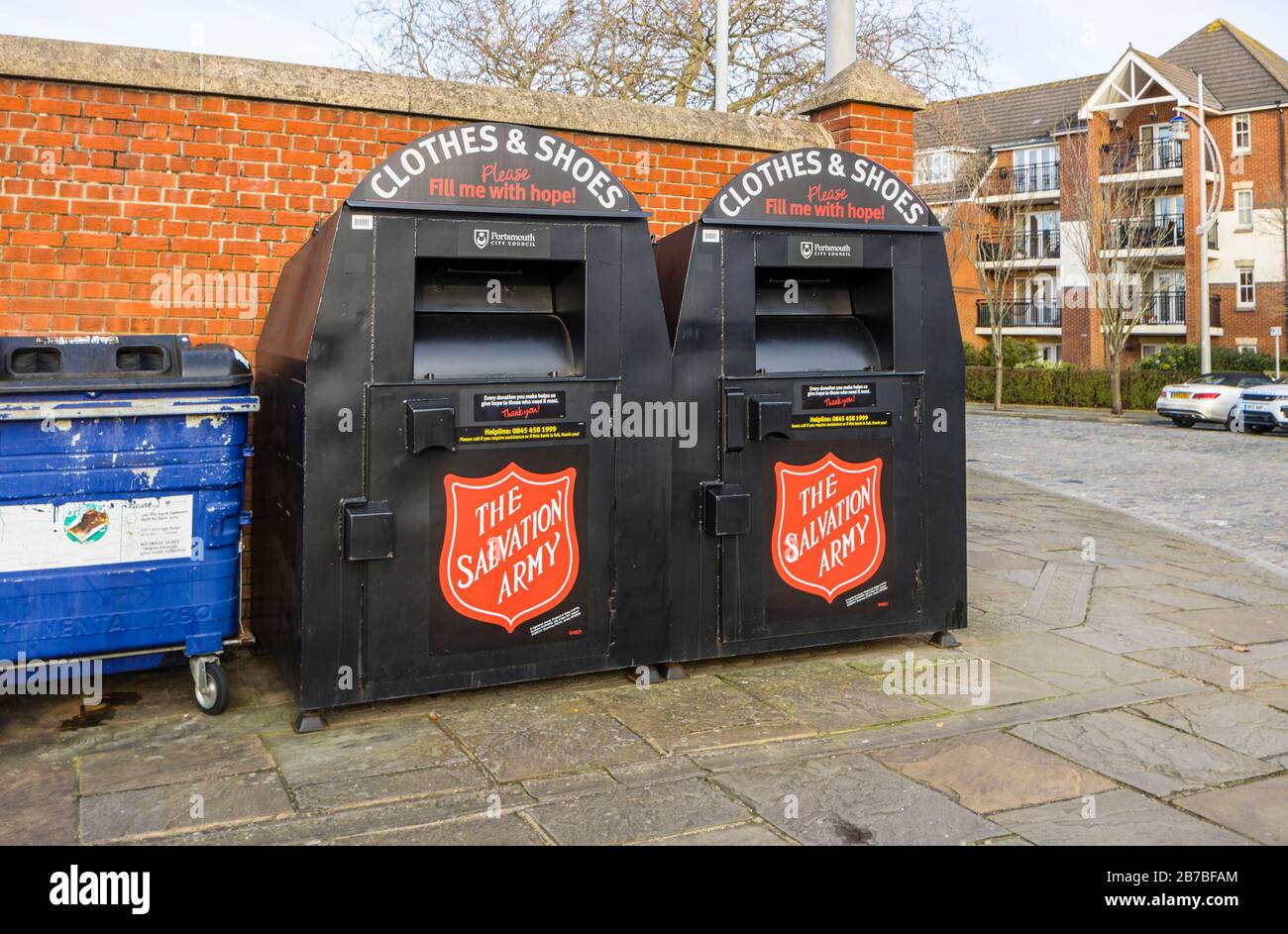 Collezione caritatevole della Salvation Army per vestiti e scarpe sulla Millennium Promenade, Portsmouth, Hampshire, Inghilterra meridionale Foto Stock