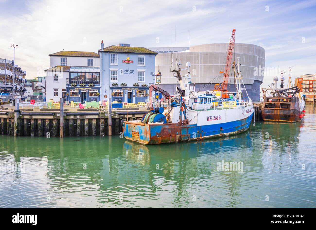 Barca da pesca ormeggiata al molo presso il Bridge Tavern su Camber Quay (Il Camber), l'antico porto di Old Portsmouth, Hampshire, costa meridionale dell'Inghilterra Foto Stock