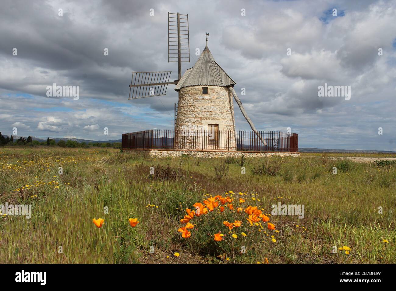 Moulin de Claira, un mulino a vento completamente restaurato a Claira, dipartimento dei Pirenei Orientali, Francia meridionale Foto Stock