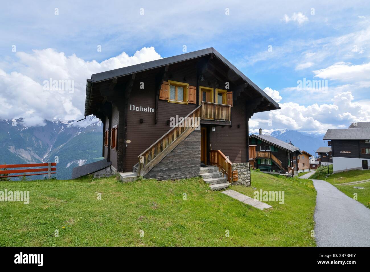 Il villaggio svizzero Bettmeralp con uno chalet di nome Daheim in una giornata di sole Foto Stock