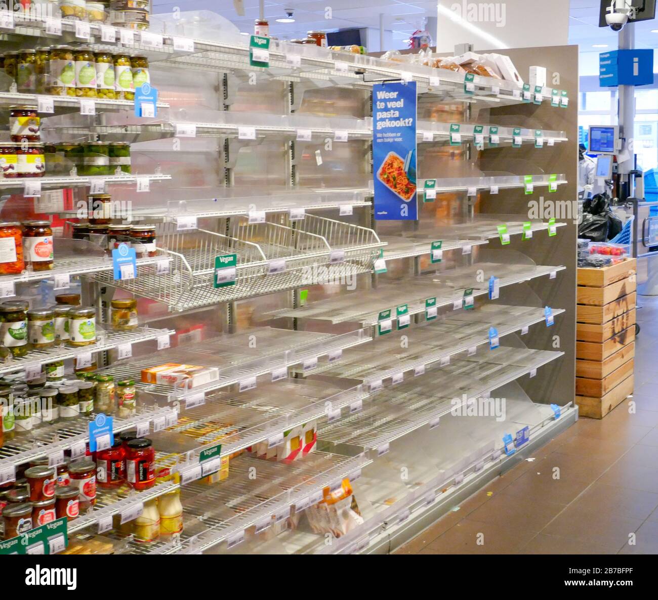 Scaffali vuoti nel supermercato dopo lo scoppio corona in Olanda Foto Stock