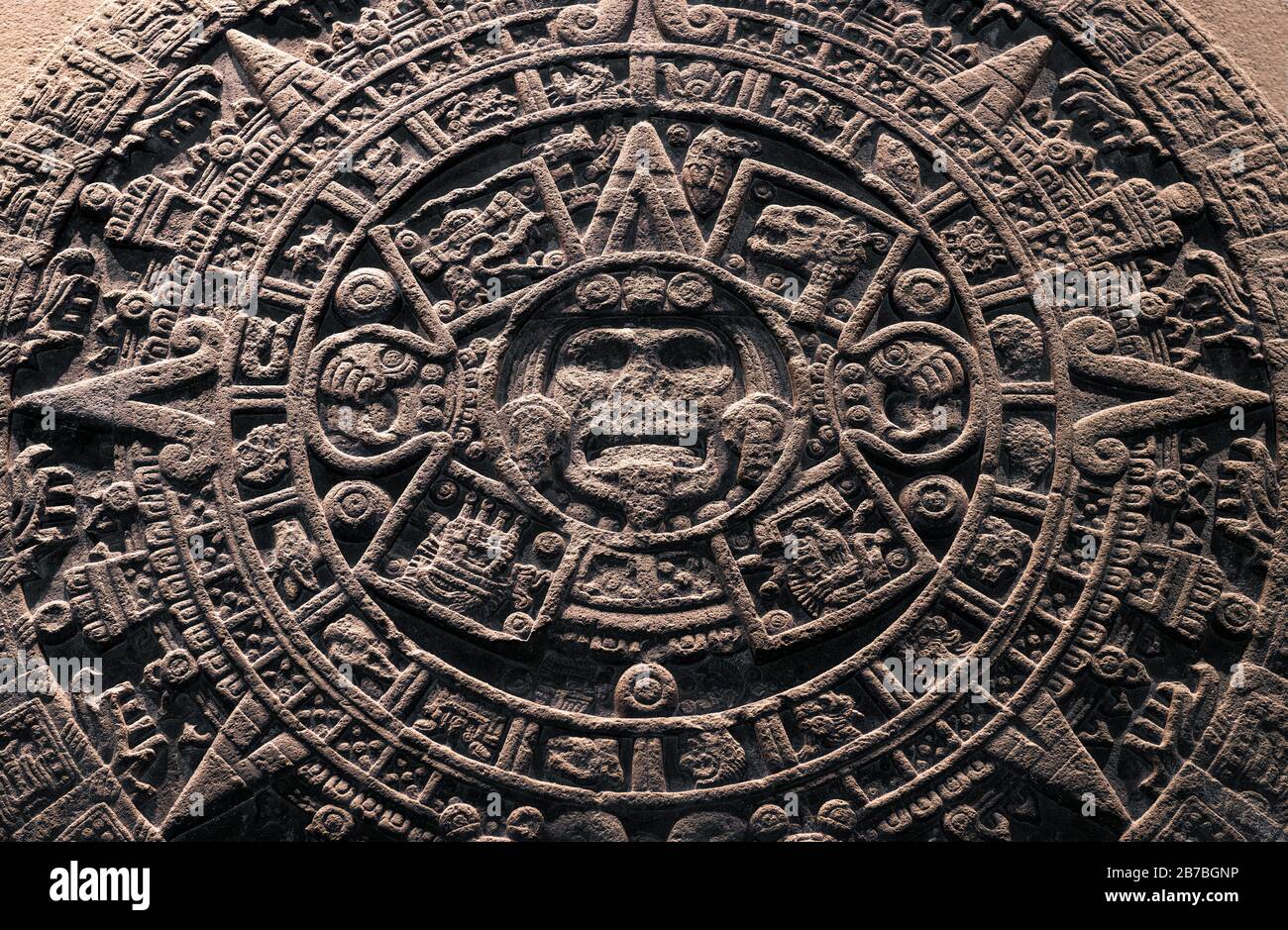 La pietra del calendario del sole azteca è una scultura monolitica che è stata scavata nella piazza principale di Città del Messico, Messico. Foto Stock